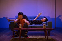 範宙遊泳「その夜と友達」より。手前から武谷公雄、大橋一輝。（撮影：鈴木竜一朗）