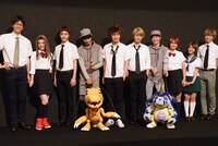「超進化ステージ『デジモンアドベンチャー tri. ～8月1日の冒険～』」囲み取材より。左から小松準弥、田上真里奈、上村海成、アグモン、松本岳、橋本祥平、ガブモン、森田涼花、重石邑菜、野見山拳太。