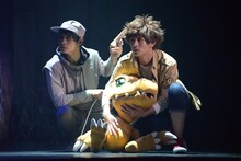 「超進化ステージ『デジモンアドベンチャー tri. ～8月1日の冒険～』」ゲネプロより。松本岳演じる八神太一とアグモン。