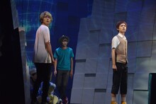 「超進化ステージ『デジモンアドベンチャー tri. ～8月1日の冒険～』」ゲネプロより。左から橋本祥平演じる石田ヤマト、野見山拳太演じる高石タケル、上村海成演じる泉光子郎。