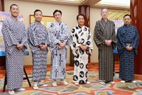 「八月納涼歌舞伎」囲み取材の様子。左から中村勘九郎、市川猿之助、市川染五郎、中村扇雀、坂東彌十郎、市川中車。