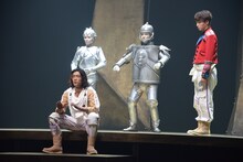少年社中・東映プロデュース「モマの火星探検記」ゲネプロより。手前：谷口賢志演じるホルスト、奥左から鈴木勝吾演じるテレスコープ、岩田有民演じるマイクロスコープ、矢崎広演じるモマ。