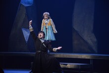 少年社中・東映プロデュース「モマの火星探検記」ゲネプロより。手前から井俣太良演じるおじさん、生駒里奈演じるユーリ。