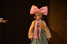 少年社中・東映プロデュース「モマの火星探検記」ゲネプロより。生駒里奈演じる大きすぎるリボンをつけられ不服そうなユーリ。