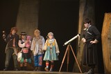 少年社中・東映プロデュース「モマの火星探検記」ゲネプロより。左から山川ありそ演じるハカセ、加藤良子演じるオカルト、竹内尚文演じるホイップ、生駒里奈演じるユーリ、井俣太良演じるおじさん。