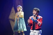 左から生駒里奈演じるユーリ、矢崎広演じるモマ。