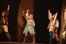 少年社中・東映プロデュース「モマの火星探検記」ゲネプロより。ロケットを作る少年少女たち。