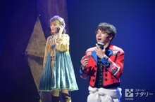 少年社中・東映プロデュース「モマの火星探検記」ゲネプロより。左から生駒里奈演じるユーリ、矢崎広演じるモマ。