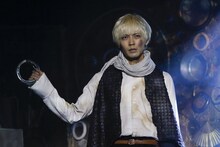 「オーバーリング・ギフト」より、猪塚健太演じるアスター。