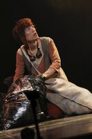 「オーバーリング・ギフト」より、溝口琢矢演じるトトイ。