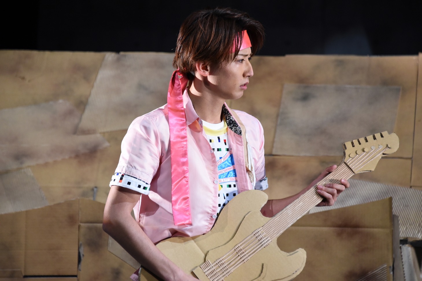 TAKA（CUBERS）演じるダンボールアイドルの星亜斗夢。