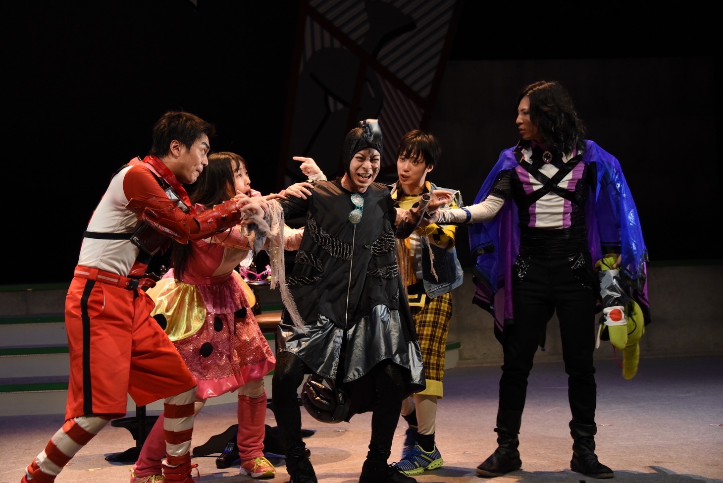 左から海老澤健次演じる万里チョウジ、須藤茉麻演じる桜田ファミリア明日香、安川純平演じるカメレオン少佐、百瀬朔演じる多安島ハルオ、斉藤秀翼演じるエッフェル・トーマス。