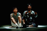 世田谷パブリックシアター「チック」より。左から篠山輝信、柄本時生。（撮影：細野晋司）