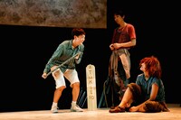 世田谷パブリックシアター「チック」より。左から篠山輝信、柄本時生、土井ケイト。（撮影：細野晋司）