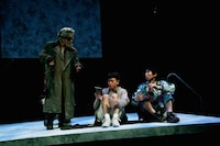 世田谷パブリックシアター「チック」より。左から大鷹明良、篠山輝信、柄本時生。（撮影：細野晋司）