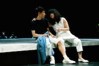 世田谷パブリックシアター「チック」より。左から篠山輝信、あめくみちこ。（撮影：細野晋司）