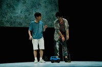 世田谷パブリックシアター「チック」より。左から篠山輝信、柄本時生。（撮影：細野晋司）