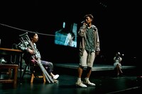 世田谷パブリックシアター「チック」より。左から柄本時生、篠山輝信、土井ケイト。（撮影：細野晋司）