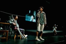 世田谷パブリックシアター「チック」より。左から柄本時生、篠山輝信、土井ケイト。（撮影：細野晋司）