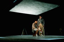 世田谷パブリックシアター「チック」より。左から篠山輝信、大鷹明良。（撮影：細野晋司）