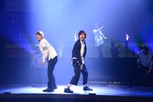 「幽劇」公開ゲネプロより、左から三浦宏規演じるセイジ、多和田秀弥演じるイクオ。