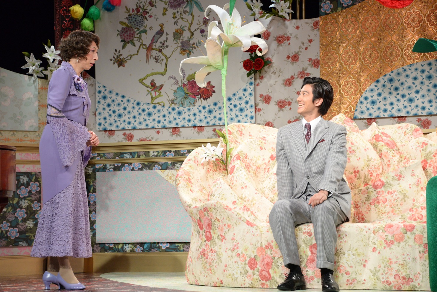 左から篠井英介演じるフローレンス、水田航生演じるコズメ・マクムーン。