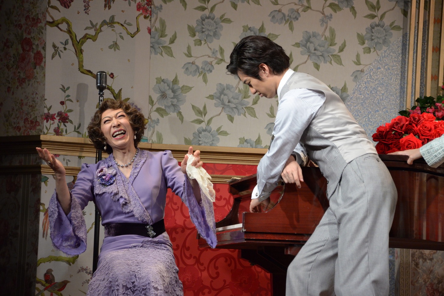 左から篠井英介演じるフローレンス、水田航生演じるコズメ。