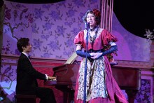 左から水田航生演じるコズメ、篠井英介演じるフローレンス。