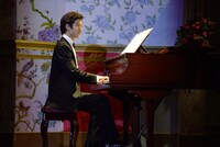 水田航生演じるコズメ。