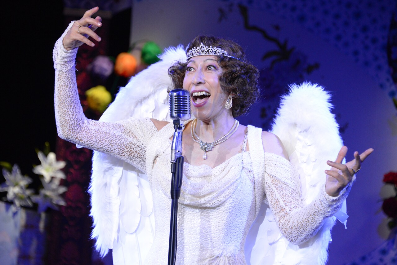 篠井英介がオンチで可憐な歌手に「Glorious!」開幕