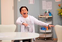 「WOWOWオリジナルミュージカルコメディ 福田雄一×井上芳雄『グリーン＆ブラックス』」#5より、川久保拓司。