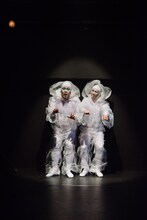 FUKAIPRODUCE羽衣「瞬間光年」より。（撮影：金子愛帆）