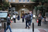 「よろしくご笑覧ください」2016年の様子。