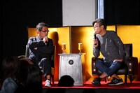 「よろしくご笑覧ください」2016年の様子。左から藤村忠寿、嬉野雅道。