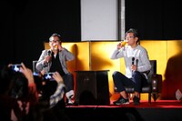 「よろしくご笑覧ください」2016年の様子。左から藤村忠寿、嬉野雅道。