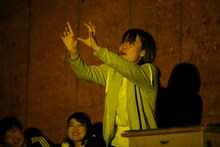 「よろしくご笑覧ください」2016年の様子。稲森明日香。