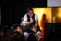 「よろしくご笑覧ください」2016年の様子。藤村忠寿。