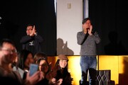 「よろしくご笑覧ください」2016年の様子。左から藤村忠寿、嬉野雅道。