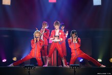 ラブライス。後列左からひとめぼれ（前川優希）、ささにしき（星乃勇太）。前列左から、にこまる（佐野真白）、ひのひかり（田村升吾）、 あきたこまち（白石康介）。