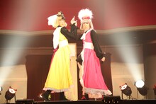 CHaCK-UP。左から金星人★ヴィー（星乃勇太）、冥王星人☆ポミィ（福島海太）。