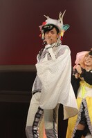 左から天王星人★レイ（古谷大和）、金星人★ヴィー（星乃勇太）。