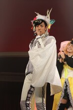 左から天王星人★レイ（古谷大和）、金星人★ヴィー（星乃勇太）。