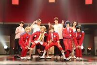 後列がアニメ「ラブ米（ラブコメ）-WE LOVE RICE-」キャスト。左から玉城仁菜、草摩そうすけ、石井マーク、小森未彩。前列がラブライス。左からにこまる（佐野真白）、ひとめぼれ（前川優希）、ひのひかり（田村升吾）、 ささにしき（星乃勇太）、 あきたこまち（白石康介）。