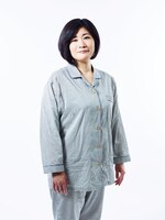 野々目良子演じる須永美恵子。