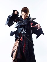 汐崎アイル演じるカルナ。