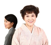 左から鶴田真由、岡本麗。