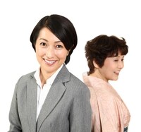 左から鶴田真由、岡本麗。