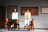 2015年に上演されたトムプロジェクトプロデュース「東おんなに京おんな」より。左から鶴田真由、岡本麗。