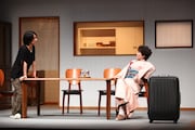 2015年に上演されたトムプロジェクトプロデュース「東おんなに京おんな」より。左から鶴田真由、岡本麗。