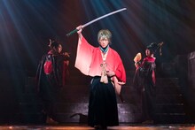 舞台「煉獄に笑う」ゲネプロより。左から崎山つばさ演じる曇芭恋、鈴木拡樹演じる石田佐吉、前島亜美演じる曇阿国。